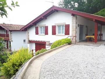 Location Agriturismo a Saint Pée sur Nivelle,Gîte paisible avec terrasse, près du lac et du bourg, tout équipé avec WiFi et parking privé. FR-1-384-889 N°980921