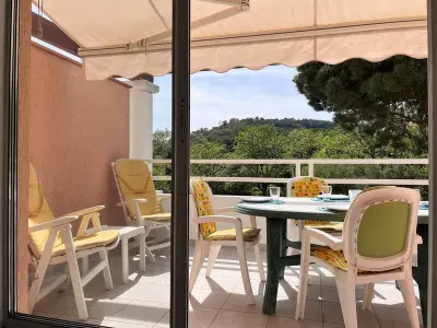 Appartement à Le Lavandou, Appartement en bord de mer avec terrasse, 3 pièces, 4 couchages, parking privé au Lavandou - L980955