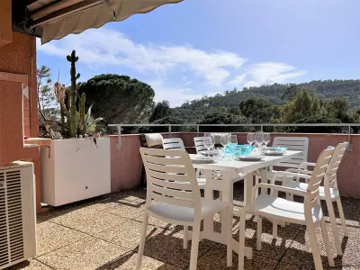 Appartement à Le Lavandou, Appartement Vacances - 4 Pers, Piscine, Terrasse, Proche Plage au Lavandou - L980956