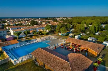 Cabaña en La Flotte en Ré, Camping Le Bel Air - Cabane Lodge Bois Confort sur pilotis 38m² - 2 chambres - terrasse couverte de 8m² + TV 397486 N°608994