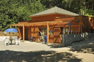 Location Cabane à Treignac,Flower Camping La Plage - Sweetflower Premium 43m² (2 chambres) + TV + draps + serviettes + terrasse semi-couverte de 11m² 397489 N°608997