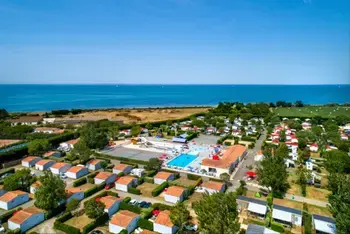 Cabaña en Loix, Camping Les Ilates - Cabane Lodge sur pilotis STANDARD 34m² (2 chambres) TV dont terrasse couverte 11m² 835494 N°981526