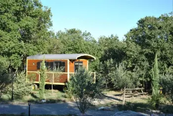 Hut in Vogué,Roulottes et Cabanes de Saint Cerice - Cabane Lodge avec petit déjeuner et  Spa Privatif en terrasse 984951 N°984233