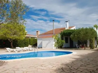 Villa à L'Ametlla de Mar, Villa confortable à Ametlla de Mar avec piscine privée, jardin et parking, à 1km de la mer - L988047
