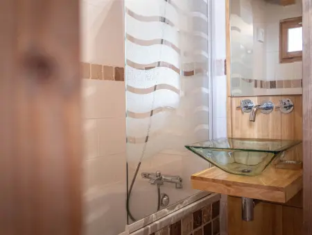 Chalet de charme avec jacuzzi, sauna et wifi, proche des pistes - Photo 8