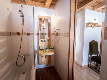 Chalet de charme avec jacuzzi, sauna et wifi, proche des pistes - Photo 9