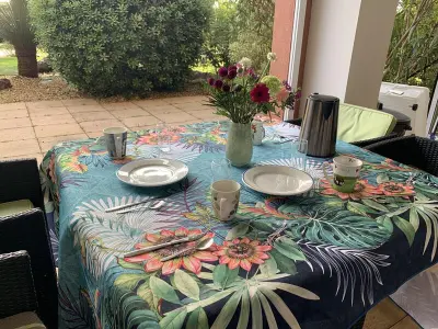 Appartement à Hyères, T2 Climatisé Avec Piscine, Wifi, Terrasse et Jardin au Port de Hyères - L989618