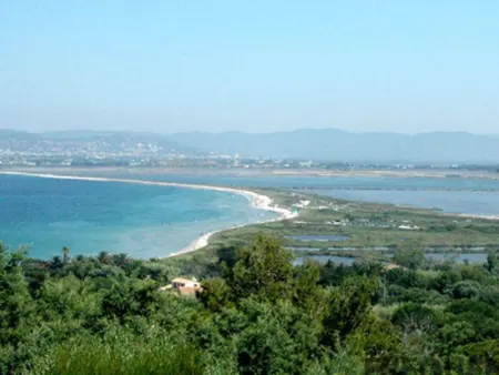 T2 Climatisé Avec Piscine, Wifi, Terrasse et Jardin au Port de Hyères - Photo 10