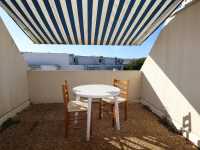 Appartement à Le Grau du Roi, Studio cabine refait à neuf avec terrasse, piscine, parking et lave-linge - Le Grau-du-Roi - L989799