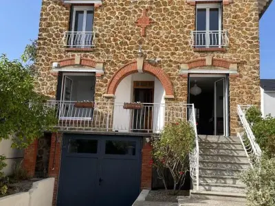 Gite à Carrières sur Seine, Maison de meulière près de Paris avec jardin, cheminée et tout confort inclus - L989809