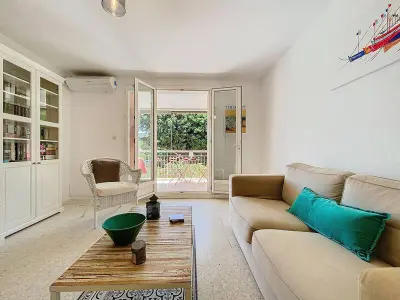 Appartement à Saint Cyr sur Mer, Appartement lumineux avec terrasse à 100m de la plage - 2 ch. - Parking privé & équipements inclus - L990023
