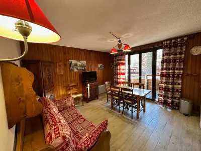 Appartement à Vars, Appartement proche des pistes avec balcon et parking - L990036