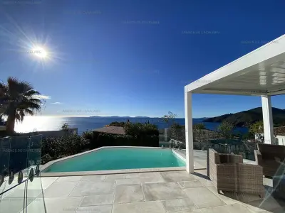 Villa à Cavalaire sur Mer, Villa moderne avec piscine et climatisation - L990112