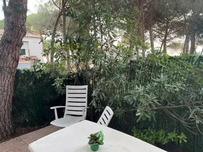 Appartement à Cap d'Agde, Appartement Rez-de-Chaussée, Terrasse, Proche Tennis, Parking, Animaux Acceptés, Capacité 5 Personnes - L990137