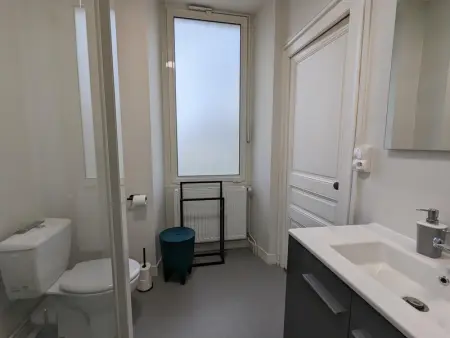 Maison spacieuse avec terrasse, proche CNDBI, idéale pour familles et événements, animaux acceptés. - Photo 15