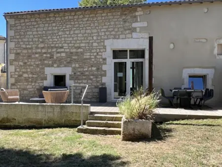 Maison de Charme Moderne avec Jardin, Terrasse et Fibre - Saint-Yrieix-sur-Charente - Photo 4