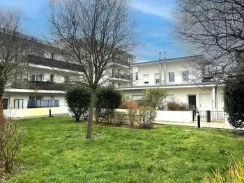 Appartamento a Épernon,Appartement spacieux avec rooftop et garages privés à 3 min de la gare d'Épernon FR-1-581-129 N°990922