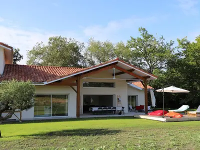 Villa en Soustons,Villa avec piscine, 10 pers, au calme, climatisée, terrasse, grand jardin FR-1-379-169 N°990973