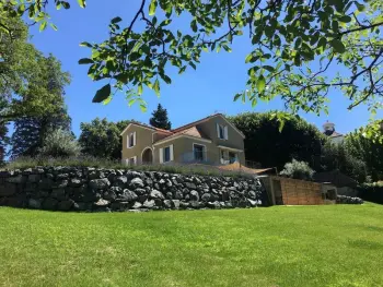 Gite in Vichy,Élégante maison à Vichy : piscine chauffée, jardin arboré, terrasse et climatisation FR-1-489-494 N°990980