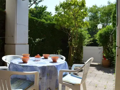 Appartement à Le Lavandou, Studio cosy avec terrasse à 100m de la plage - 4 couchages, parking, animaux acceptés - L992193