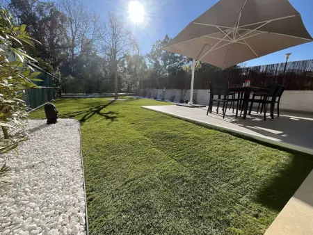 Appartement rénové 2 pièces, jardin privé, plage et garage, calme, climatisation - Photo 1