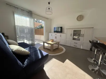 Appartement rénové 2 pièces, jardin privé, plage et garage, calme, climatisation - Photo 2