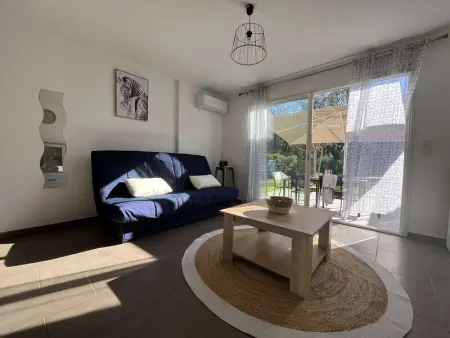 Appartement rénové 2 pièces, jardin privé, plage et garage, calme, climatisation - Photo 4