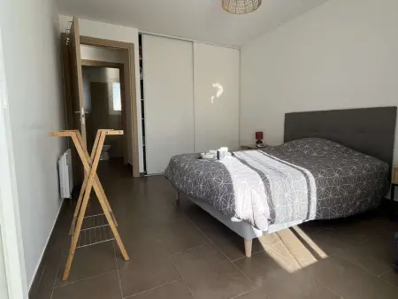 Appartement rénové 2 pièces, jardin privé, plage et garage, calme, climatisation - Photo 9