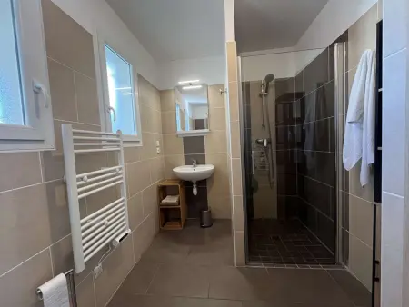 Appartement rénové 2 pièces, jardin privé, plage et garage, calme, climatisation - Photo 10