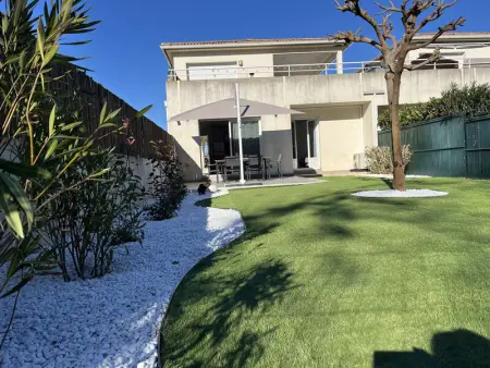 Appartement rénové 2 pièces, jardin privé, plage et garage, calme, climatisation - Photo 13