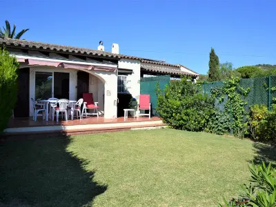 Maison à L'Estartit, Maison avec Jardin, Terrasse et Piscine Commune à 3 km de la Plage à L'Estartit - L993066