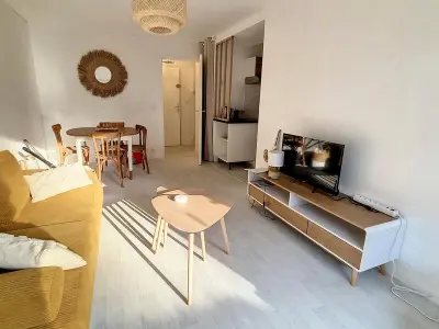 Appartement à Courseulles sur Mer, Charmant Appartement avec Jardin Proche Plage et Commerces - 4 Couchages, Parking et WIFI - L995067