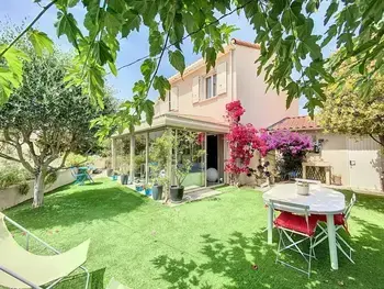 Villa à La Ciotat,Charmante Villa 4 Pièces avec Piscine, Terrasse et Parking Privé à La Ciotat - Proche Plages FR-1-770-33 N°995074