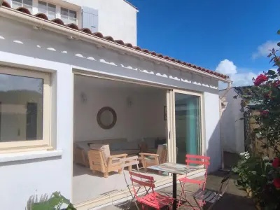 Maison à Saint Georges d'Oléron, Grande maison familiale, 9 pers., à 1800m de la plage, avec terrasses, clim, et équipements complets - L996409