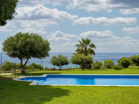 Maison à Torredembarra, AT084 Roquer: Casa adosada de 4 dormitorios con vistas al mar, en la zona de las rocas del barrio de els Munts, con A/A, barbacoa, wifi y piscina - L997190