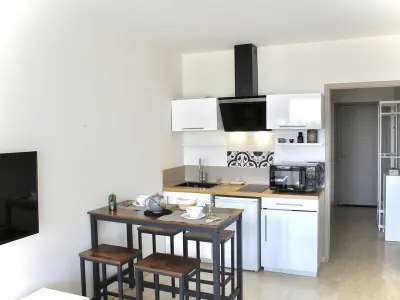 Appartement à Villeneuve Loubet, Appartement moderne 2 Pièces RDC, climatisé avec terrasse, proche commerces, 4 couchages - L997269