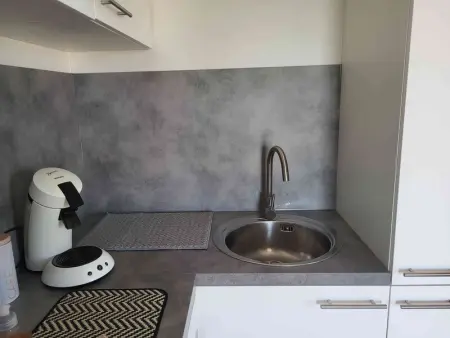 Charmant Chalet 2 Chambres avec Terrasse à 100m du Lac de Jouarres, Piscine Chauffée, Climatisation - Photo 8