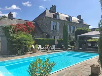 Mayenne, Gîte in Rives d'Andaine, Gîte tout confort avec piscine chauffée, jardin et terrasse, idéal pour curistes et randonneurs FR-1-497-199 N°997459