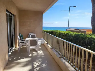 Appartement à Cavalaire sur Mer, Appartement pieds dans le sable au Parc de Cavalaire - Climatisé - L997790