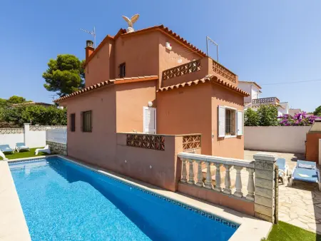 Maison à L'Escala, Maison à 250m de la Plage avec Piscine Privée et Terrasses - L997939