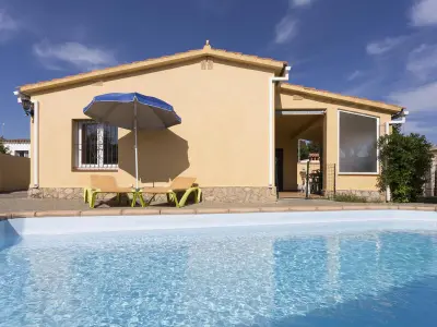 Maison à L'Escala, Maison avec piscine privée proche plage, 4 chambres, jardin et parking, WiFi gratuit - L997944