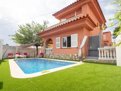 Maison à L'Escala, Maison familiale avec piscine privée, clim et Wifi à 250m de la plage - L997949