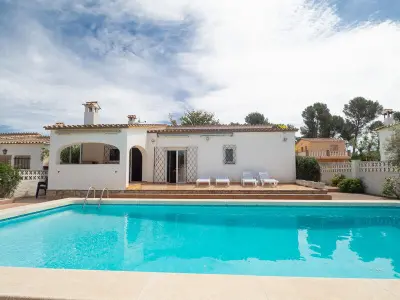 Maison à L'Escala, Maison Plain-Pied avec Piscine Privée - 12 min de la Plage de Riells, Terrasse, TV Satellite - L997953