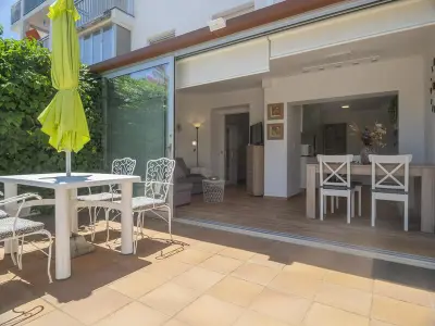 Appartement à L'Escala, Charmant Appartement Rénové, Proche Plage avec Terrasse & Climatisation - L997956