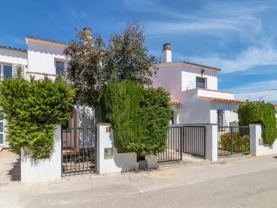 Maison à L'Escala, Maison avec WiFi, clim, garage, terrasse et BBQ à 450m de la plage - Dimanche à Dimanche - L997963