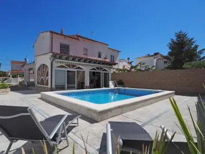 Maison à L'Escala, Villa avec Piscine Privée, à 450m de la Plage de Riells, WiFi, Parking, Terrasse et Jardin - L997964