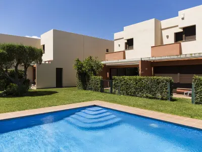 Maison à L'Escala, Maison à Torroella de Montgrí avec piscine, proche plages d'Empúries, climatisation, jardin privé - L997967