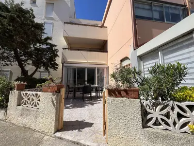 Appartement à Gruissan, Appartement T2 rénové avec terrasse, climatisation, proche port et plage - 4 couchages, parking inclus - L998521