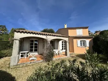 Haus in La Croix Valmer,Maison Individuelle 2 Chambres avec Jardin, Piscine et Tennis, Proche du Centre-Village FR-1-726-44 N°998555