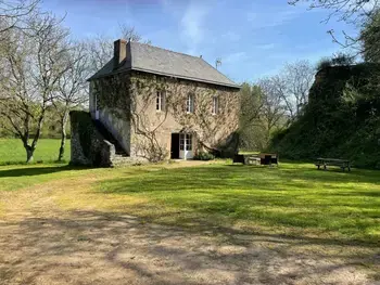 Gîte in Solesmes,Spacieuse maison au bord de la rivière, proche du Mans, avec équipements modernes, idéale pour familles FR-1-410-440 N°999596